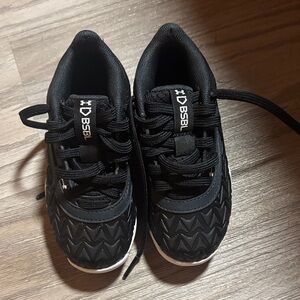 Under Armour Kids Black and White cleats size 8k
